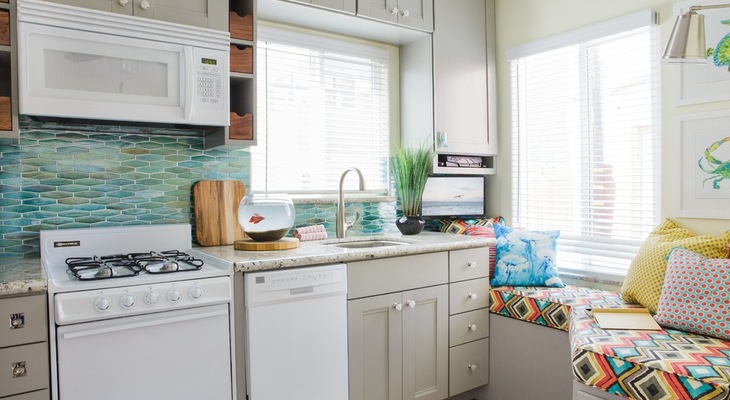 A San Diego couple needed storage for their beach gear and private space for personal time. Here’s how they fit it all in a studio. - See more at: https://blog.pfisterfaucets.com/room-for-everything-in-a-275-square-foot-beach-studio/#sthash.YZpNFZr4.M02JRQ4l.dpuf
