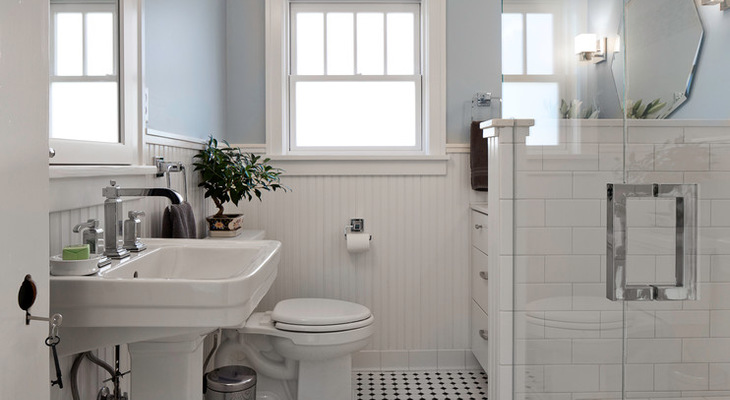 A 1980s renovation had stripped the charm from this circa 1910 Craftsman home’s bathroom, leaving it dark, dated and cramped.