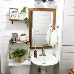 Small bathroom deals pedestal sink